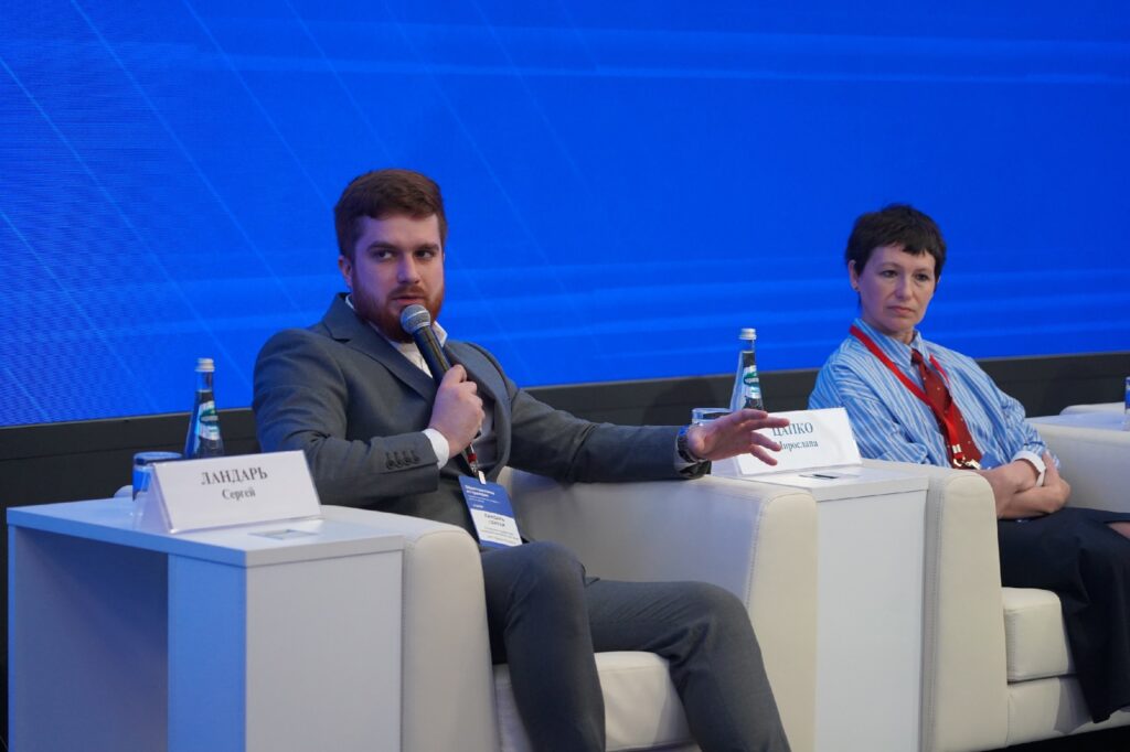 Россияне стали чаще общаться с органами власти в госпабликах