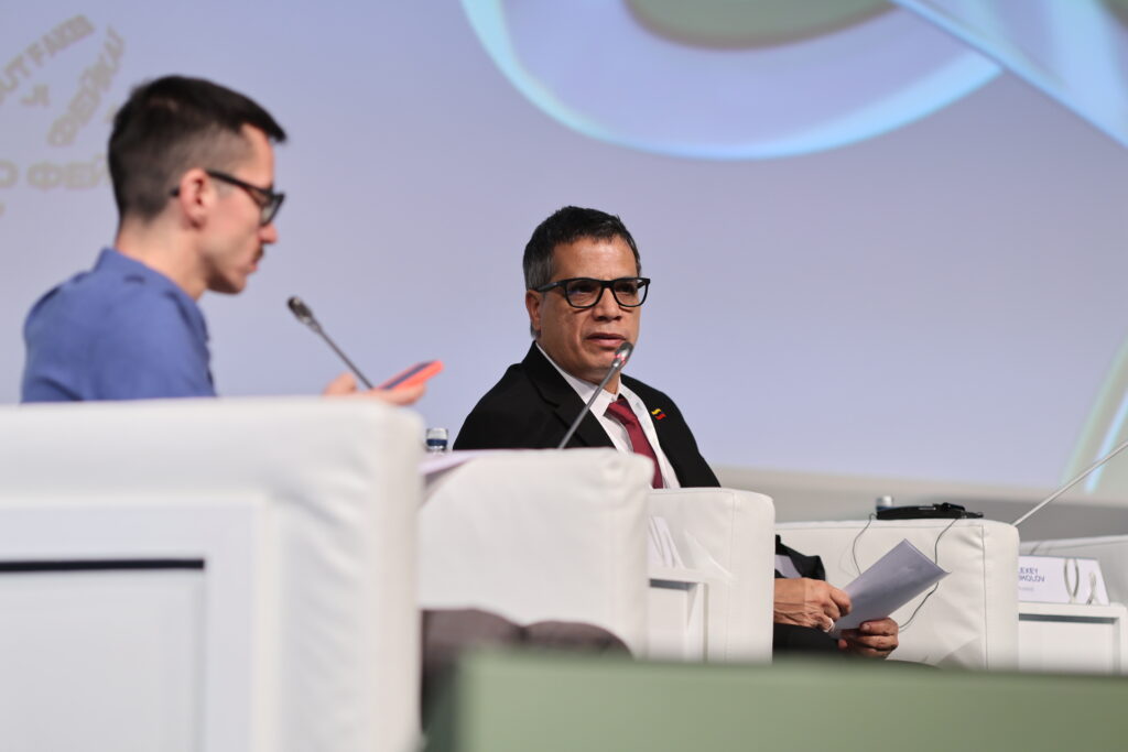 «Меня ненавидят только за то, что пишу про Россию»: как выстроить мирный диалог после военных конфликтов рассказали на форуме «Диалог о фейках 3.0»